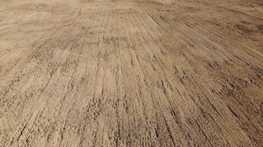 Tarlaya sürülmüş, hava manzaralı. Çiftlik arazisi. Peyzaj.