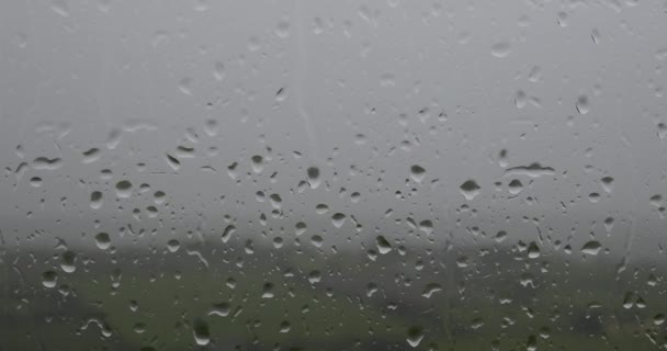 窓のさまざまなサイズの雨の写真は 内部から撮影しました ズームイン — ストック動画