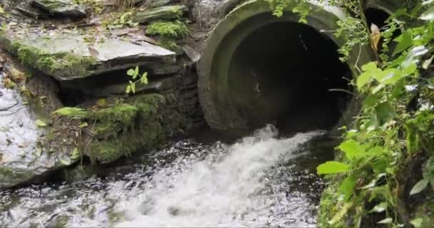 Beton Bir Boru Kayalık Bir Alana Boşaltıyor Yavaş Çekim — Stok video