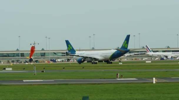 Dublin Ierland Oktober 2023 Landingsbaan Bevindt Zich Een Groot Vliegtuig — Stockvideo