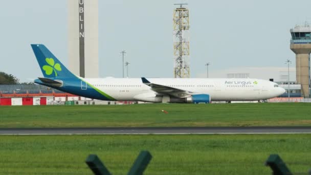 Dublin Ireland October 2023 Aer Lingus Plane Runway Tall Tower — Stock Video