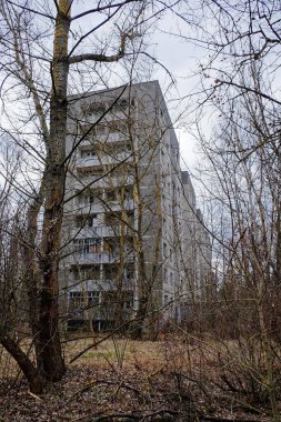Avrupa 'nın en kirli şehirlerinden biri olarak bilinen çok kirli bir yerin kalıntıları. Pripyat 'ta terk edilmiş bir bina. Çernobil yerleşim bölgesindeki eski binalar..