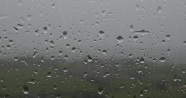 Ein Landschaftsorientiertes Video Von Regentropfen Auf Einem Fenster Mit Verschwommenem — Stockvideo