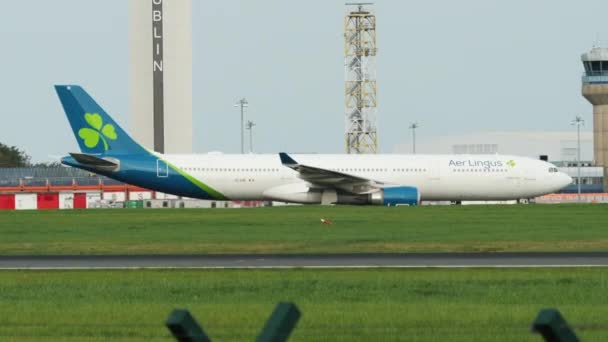 Dublin Irland Oktober 2023 Das Flugzeug Ist Weiß Mit Einem — Stockvideo