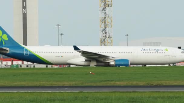 Dublino Irlanda Ottobre 2023 Scena Aeroportuale Concentrandosi Aereo Aer Lingus — Video Stock