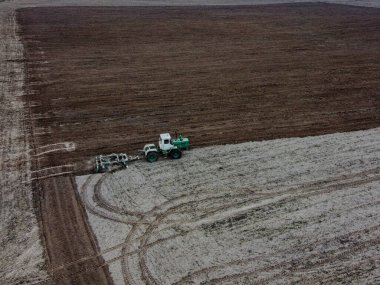 Tarımsal makineler sahada, hava manzaralı. Tarım işi.