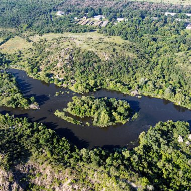 Güney Böcek Nehri 'nin kıvrımlı yatağı. Nehir, kuş bakışı manzara. Sert, kayalık arazi.