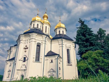 St. Catherine Ortodoks Kilisesi 'nin mimari güzelliği, beyaz dış görünüşü, görkemli altın kubbeleri ve haçlarıyla bu sahnede zarif bir şekilde sergilenmektedir..