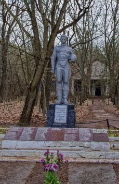 II. Dünya Savaşı 'nda ölen Sovyet askerlerinin anıtı. Çernobil radyoaktif bölgesinde terk edilmiş yerler.