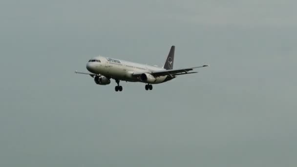 Dublin Irland Oktober 2023 Eine Lufthansa Maschine Landet Auf Dem — Stockvideo