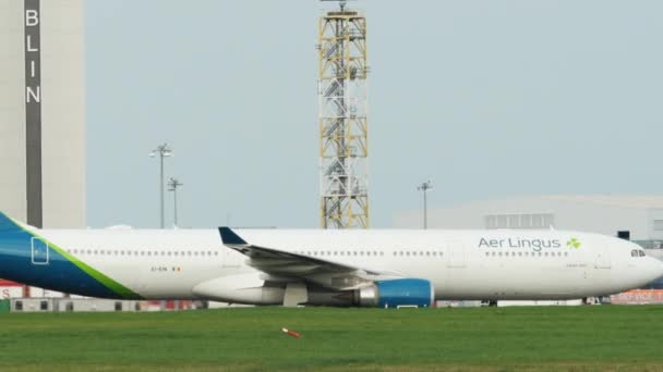 Dublin Irlanda Outubro 2023 Aeronave Está Estacionada Pista Com Várias — Vídeo de Stock