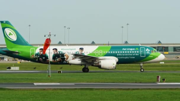 Dublino Irlanda Ottobre 2023 Aereo Verde Bianco Pronto Decollo Aeroporto — Video Stock