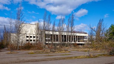 İhmal edilmiş bir bina, bir zamanlar beyazdı, şimdi ise boyanmış ve vahşi büyümenin ortasında parçalanıyor. Energetik Kültür Sarayı, Pripyat 'ta terk edilmiş, çok işlevli bir kültür sarayı..