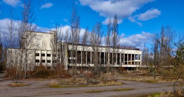 Yıkılmış mimari, kırılmış camlar, ehlileştirilmemiş doğanın ortasında duruyor. Energetik Kültür Sarayı, Pripyat 'ta terk edilmiş, çok işlevli bir kültür sarayı..
