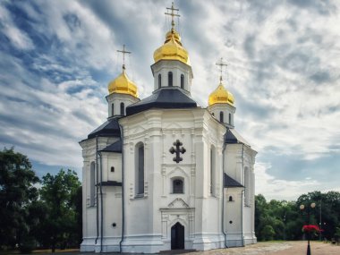 Ukrayna 'nın Chernihiv kentindeki antik St. Catherine Ortodoks Kilisesi manzarayı el değmemiş beyaz dış görünüşü, altın kubbeleri ve haçlarıyla süslüyor..