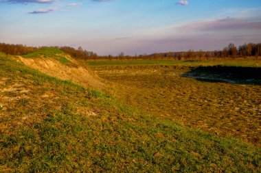 Bu sahnede manzara, kurak göletin açıkta kalan dibini su kıtlığının acı gerçekliğini gözler önüne seriyor..
