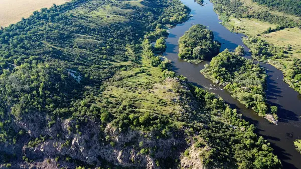 Güney Böcek Nehri 'nin kıvrımlı yatağı. Nehir, kuş bakışı manzara. Sert, kayalık arazi.