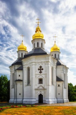 Catherine 'in Kilisesi, beyaz dış görünüşü ve beş görkemli altın kubbesiyle zarif bir şekilde Ukrayna Barok mimarisinin ayırt edici özelliklerini sergiliyor..