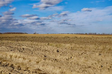 Alan geniştir ve gökyüzü geniştir..