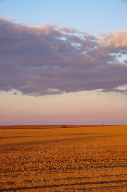 Görüntü, uzak gökyüzündeki bulutlarla yerdeki kayaları yakalıyor..