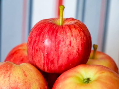 Çıtır Kırmızı Elmalar. Su damlacıkları ile taze toplanmış elmalar, sağlık ve beslenme görselleri için ideal.