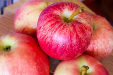 Tarım Ürün Detayları. Görünür dokulara sahip kırmızı elmalar, tarımla ilgili kullanım için uygundur.