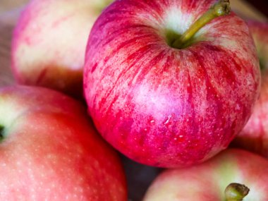 Markette taze elmalar. Doğal kusurları olan kırmızı elmalar, tazeliği gösteriyor..