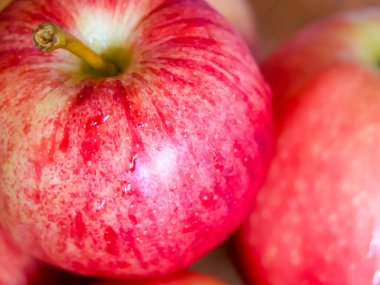 Taze kırmızı elmalar. Su damlacıkları ile parlak kırmızı elmalar, tazeliği gösterir.