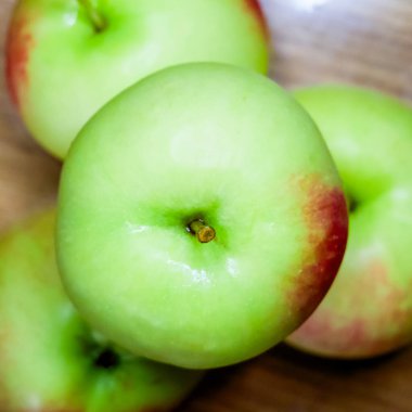 Elmalar. Bulanık efektli elmaları öneren bir fotoğraf, soyut tasarım elementleri için kullanışlı.