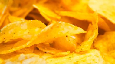 İştah açıcı Chips Sergisi. Tatlandırıcı bir patates cipsi gösterisi..