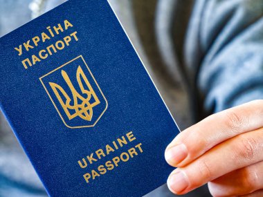 Ukrayna pasaportu, seyahat ve ulusal gururu sembolize ediyor..