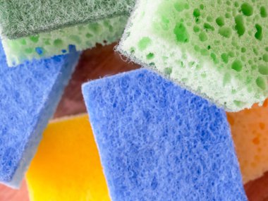 Yakın plan fırçalanıyor. Detaylı gözenekli yüzeyi gösteren süngerlerin yakın çekimi. Temizlik ve ürün incelemelerinde günlük iletileri için kullanırName.