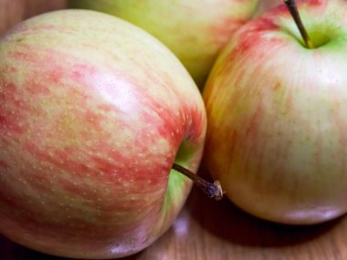 Olgun Elma Gösterimi. Renklerin karışımı olan canlı elmalar, görsel ve beslenme için idealdir..