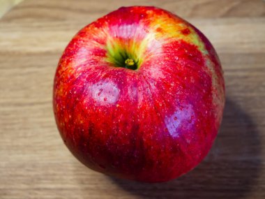 Susuz Elma Derisi. Elma derisi üzerindeki su damlacıkları, nakledilen su.