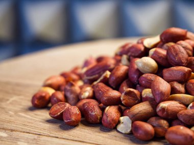 Doğal Fıstık Yığını. Bir yığın fıstık, organik kalitede sergileniyor, sağlık içeriği için mükemmel..