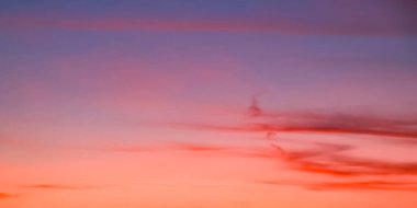 Resimli ufuk çizgisi dinginliği somutlaştırır; kitap kapakları için mükemmel.