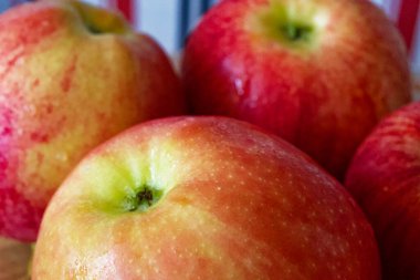 Sulu Elma Gösterimi. Birkaç sulu elma, canlı renkler, görünür doğal kusurlar. Mutfak web siteleri, diyet rehberleri için kullanılıyor.