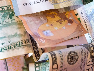 Çeşitli banknotlarda Euro ve ABD Doları karışımı..