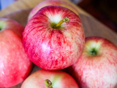 Sağlıklı Meyve Yakın Çekimi. Kırmızı elmaların detaylı görünümü, sağlığı simgeliyor.