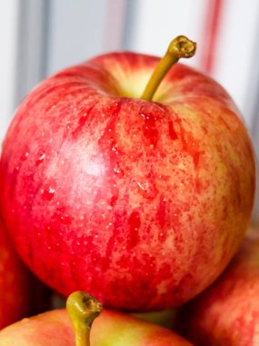 Canlı Elma Gösterimi. Görünür sapı olan canlı kırmızı bir elma, mutfak sanatı veya çevre dostu yemek reklamları için ideal..