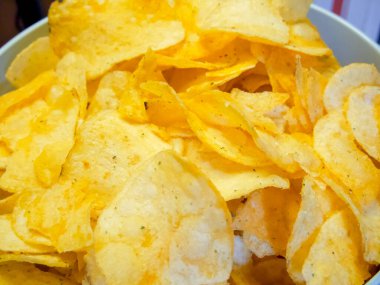 Lezzetli İkramlar. Parlak ışıklandırmalı lezzetli patates cipsi, mutfak sunumları için harika..