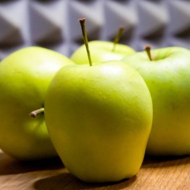 Tahtadaki olgun elmalar, gri arkaplan, doğal tema.