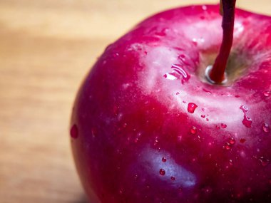 Çiğ Elma Yüzeyi. Elmalı su damlacıkları, organik kalitede..