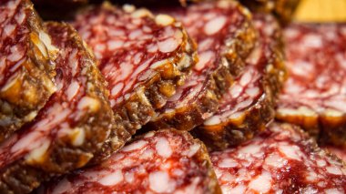 Dilimlenmiş incelik. Salam, karmaşık yağ kalıplarına sahiptir. Yemek endüstrisi ve gurmeler için mükemmeldir..