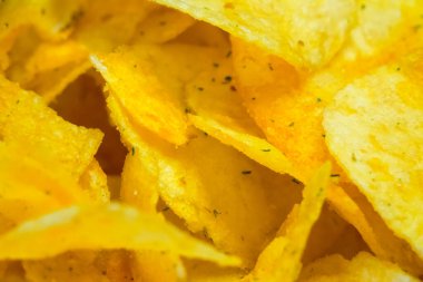 Atıştırmalık doku detayı. Baharatlı cipslerin detaylı dokusu gevrekliği gösteriyor..