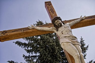 Güneş Işığı İsa Heykeli: Çarmıhta, açık havada, kurban ve kefaret temalarını yansıtan İsa 'nın ayrıntılı heykeli.
