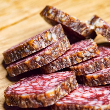 Deli Meat Close-Up. Görünür yağlı dilimlenmiş salam, mutfak içeriği için mükemmel..