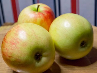 Taze elma çeşitleri. Elma seçimi, bazıları yeşil ve biri kırmızı, ahşap bir yüzey üzerinde, sağlık ve besin içeriği için ideal..