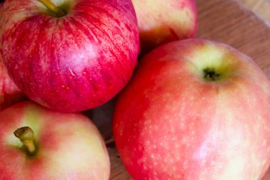 Organik Elma Seçimi. Bir grup kırmızı elma, organik ürünler için ideal..