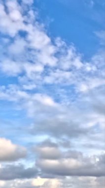 Video, doğal tuvalleri, pamuk gibi bulutları olan sakin mavi gökyüzünü ve meditasyon görselleri gösteriyor.